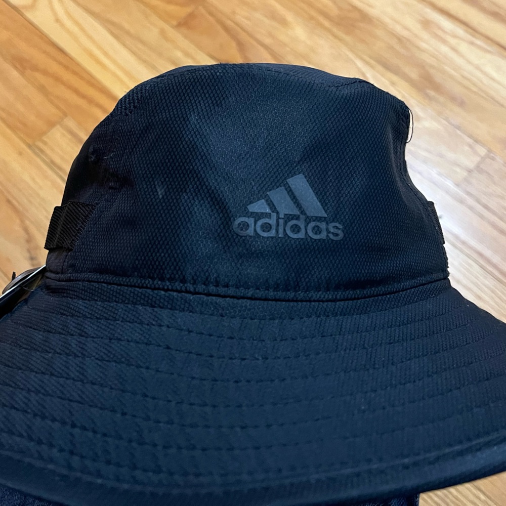 Adidas med bucket size s/m. Never worn